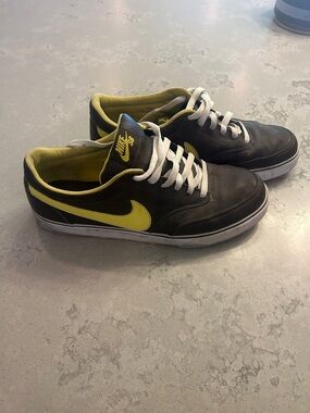 Men's Nike SB Low-Top Skate Shoes in Brown leather and Yellow